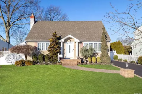 776 Arlington Dr, Seaford, NY 11783