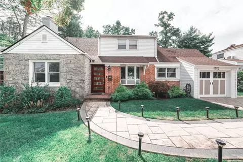 169 Greenway W, Manhasset Hills, NY 11040