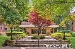 30 Grace Ave #2W, Great Neck, NY 11021