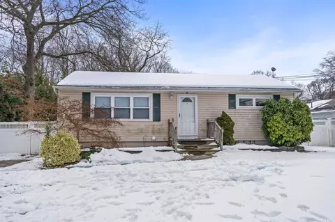 4 Packard St, Lake Grove, NY 11755
