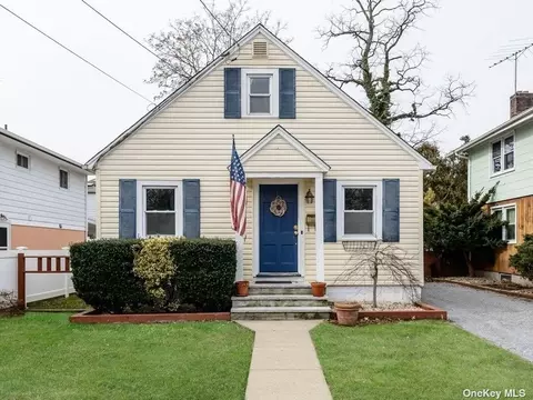 71 Edgewood Rd, Port Washington, NY 11050