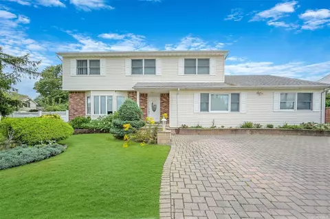 214 15th Ave, West Babylon, NY 11704