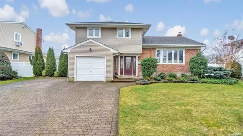 18 Summit St, Hicksville, NY 11801