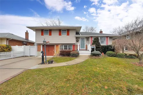 21 Shelly Ln, Bethpage, NY 11714