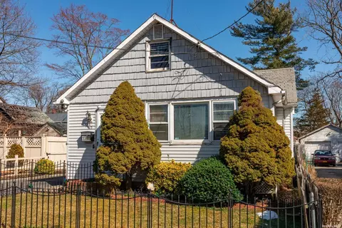 15 Grand Pl, Huntington Station, NY 11746