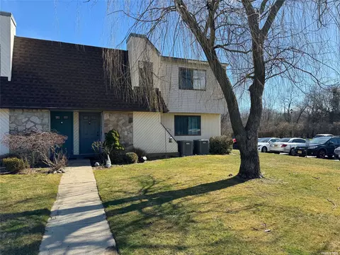 49 Pointe Cir S #49, Coram, NY 11727