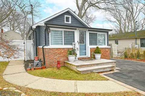 31 Sherman St, Patchogue, NY 11772
