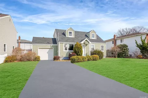281 Clark Blvd, Massapequa Park, NY 11762