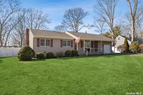 355 Woodcliff Dr, Mattituck, NY 11952