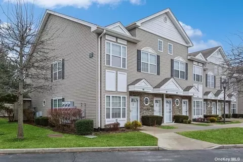 233 Spring Dr #233, East Meadow, NY 11554
