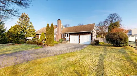 53 Raymond St, Islip, NY 11751