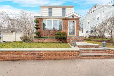 2 Park Pl, Williston Park, NY 11596