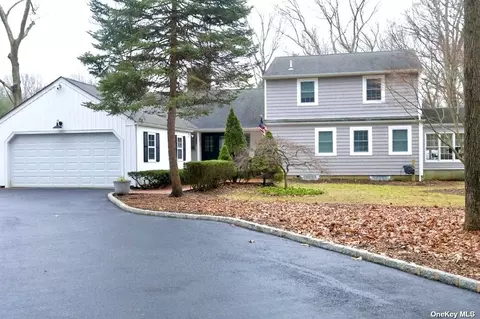 18 Oakfield Rd, Saint James, NY 11780
