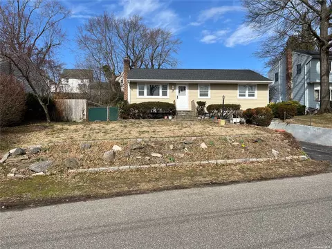 46 The Pl, Glen Cove, NY 11542