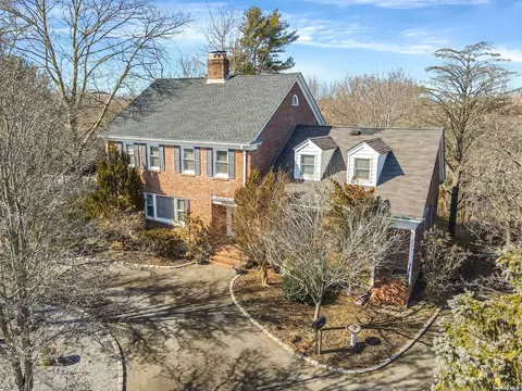 33 Woodhull Ave, Riverhead, NY 11901
