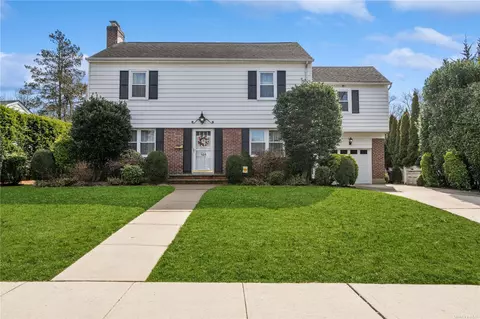 104 Mulberry Ave, Garden City, NY 11530