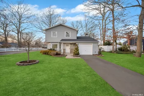 351 Mollie Blvd, Holbrook, NY 11741