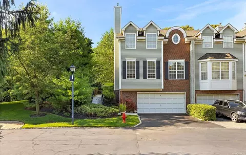 1 Paddington Cir #1, Smithtown, NY 11787