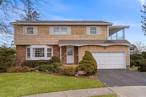 1 Bernadette Ct, Hicksville, NY 11801