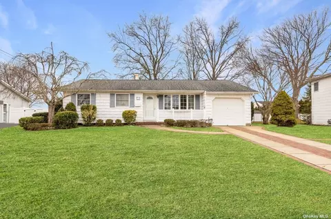 176 Matthews Rd, Oakdale, NY 11769