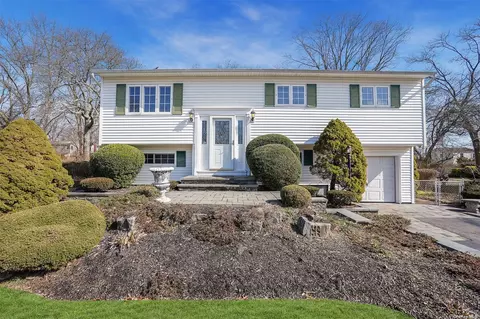 21 Fiesta Dr, Centereach, NY 11720
