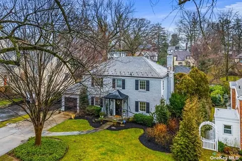 10 Rockywood Rd, Manhasset, NY 11030