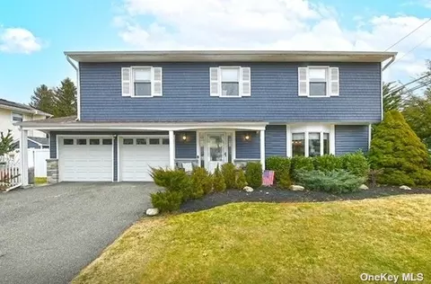 11 Sandra Dr, Hauppauge, NY 11788