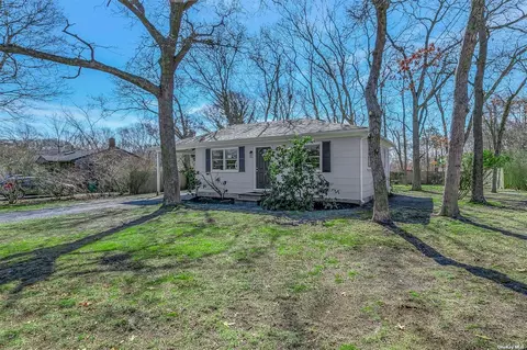 28 Kyle Rd #A, Hampton Bays, NY 11946