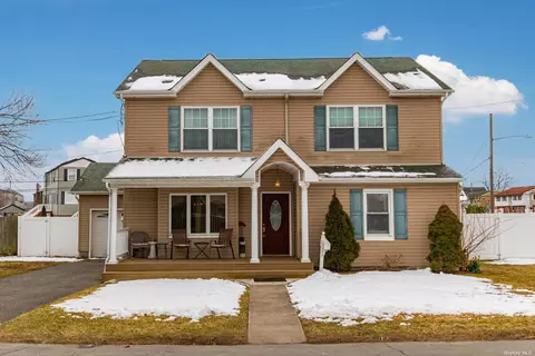 9 Mound St, Lindenhurst, NY 11757