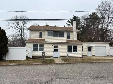 16 Highland Pl, Farmingville, NY 11738
