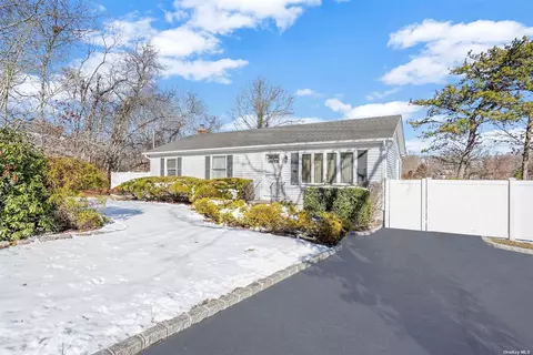 83 Clinton Ave, Mastic, NY 11950