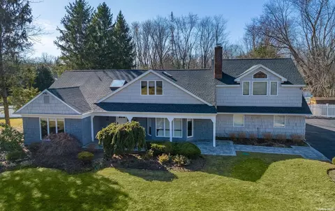 3 Wildwood Dr, Dix Hills, NY 11746