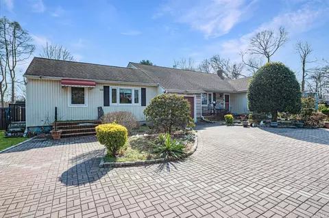 28 Chestnut St, Central Islip, NY 11722