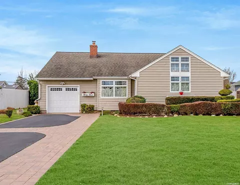 33 Western Concourse, Amityville, NY 11701