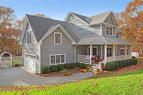 4 Fairway Dr, East Hampton, NY 11937