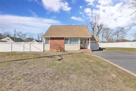 149 Raleigh Ln, West Islip, NY 11795