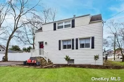 24 Arlington St, Melville, NY 11747