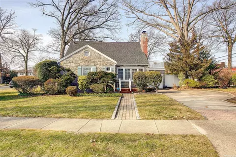 101 Hillside Park Dr, New Hyde Park, NY 11040