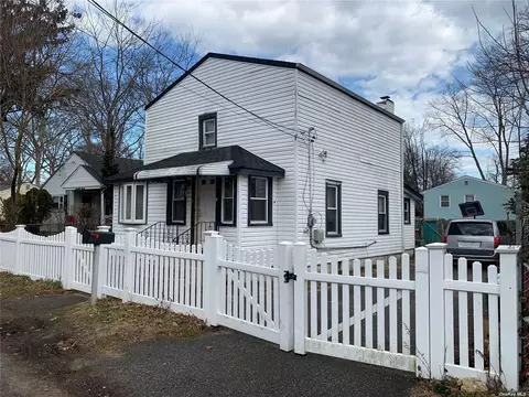 75 N 17th St, Wheatley Heights, NY 11798