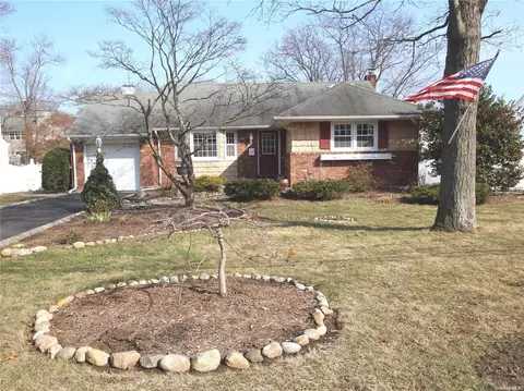 79 5th Ave, Kings Park, NY 11754