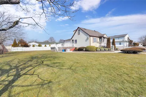 734 4th St, West Babylon, NY 11704