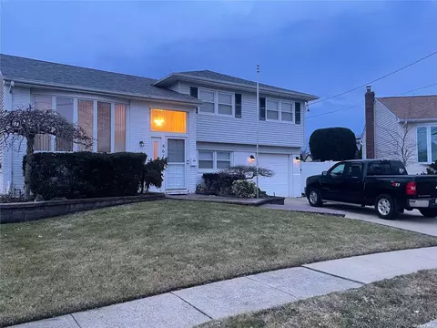 867 Chess Dr, Baldwin Harbor, NY 11510