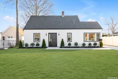 6 Clover Ln, Levittown, NY 11756