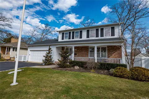 328 S Erie Ave, Lindenhurst, NY 11757
