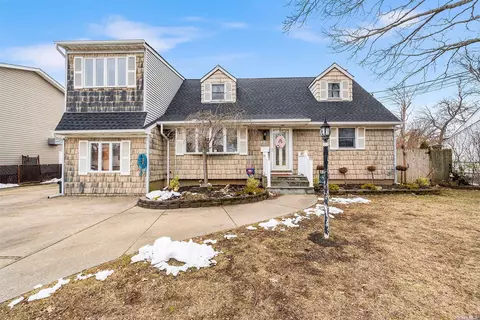 509 N Greene Ave, Lindenhurst, NY 11757