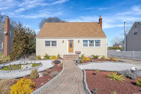 2211 7th St, East Meadow, NY 11554