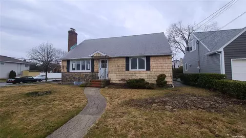 315 Oceanside Pkwy, Oceanside, NY 11572