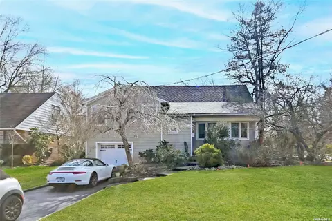 2 Brentwood Ln, Great Neck, NY 11023