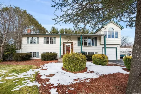 53 Clearview Dr, Wheatley Heights, NY 11798