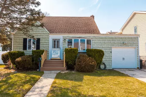 231 Kramer Dr, Lindenhurst, NY 11757